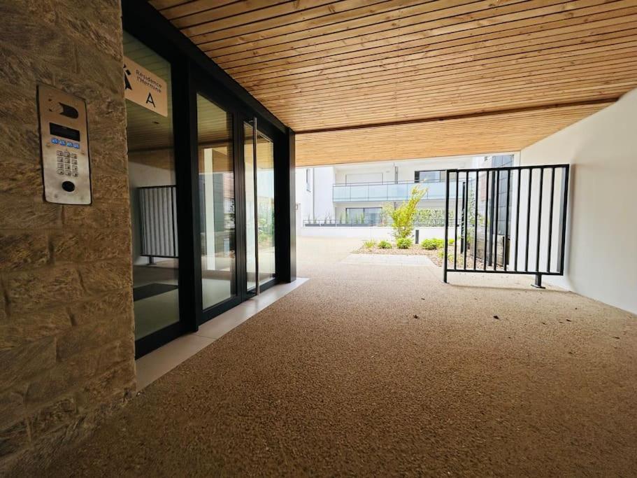 קונקרנו L'Hermine Terrasse Et Parking, 500 Plage מראה חיצוני תמונה
